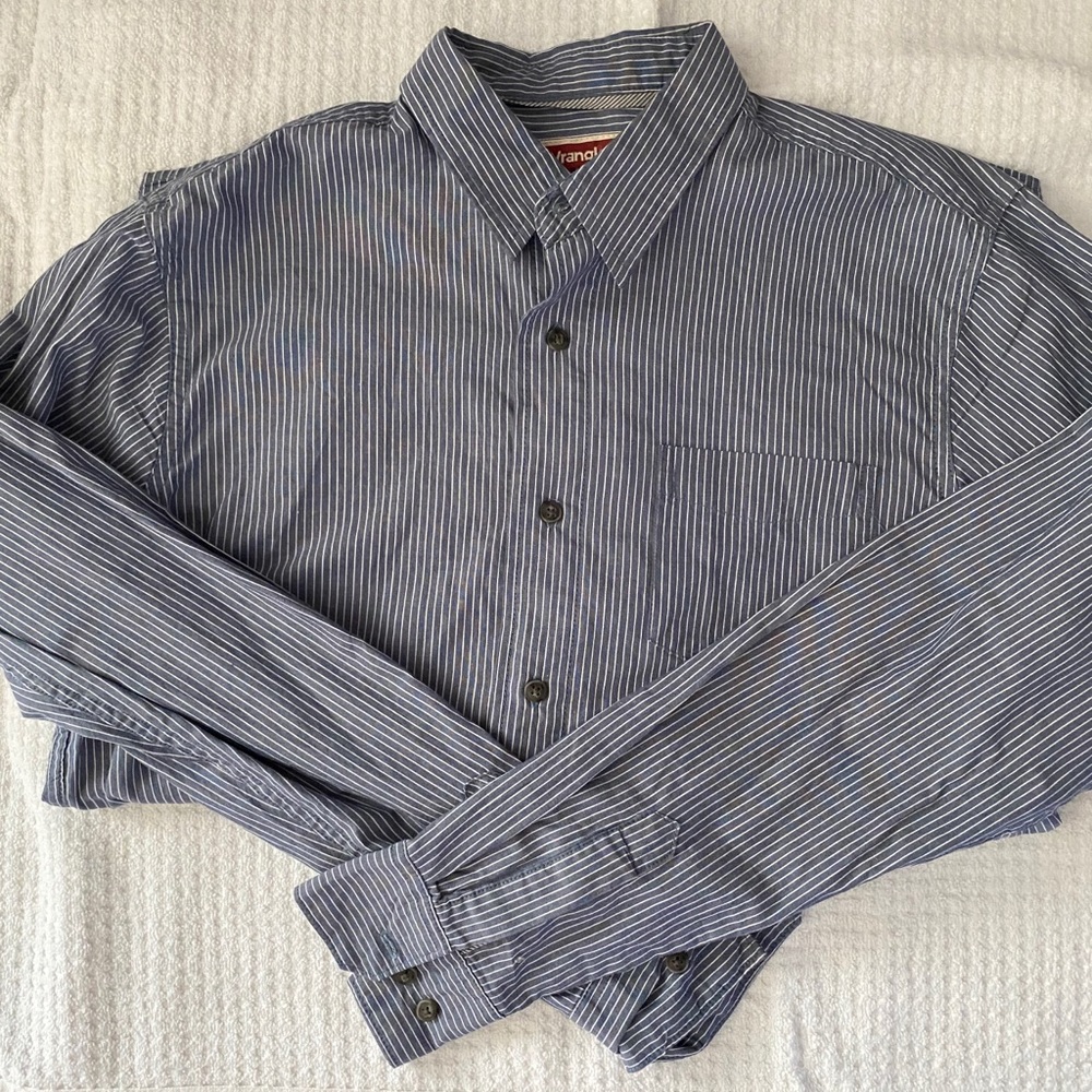 Wrangler size M long sleeved button down shirt